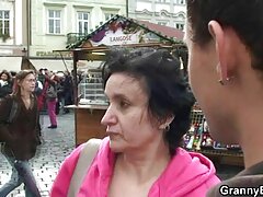 Une ado sexy a bien labouré avant de prendre trois éjaculations